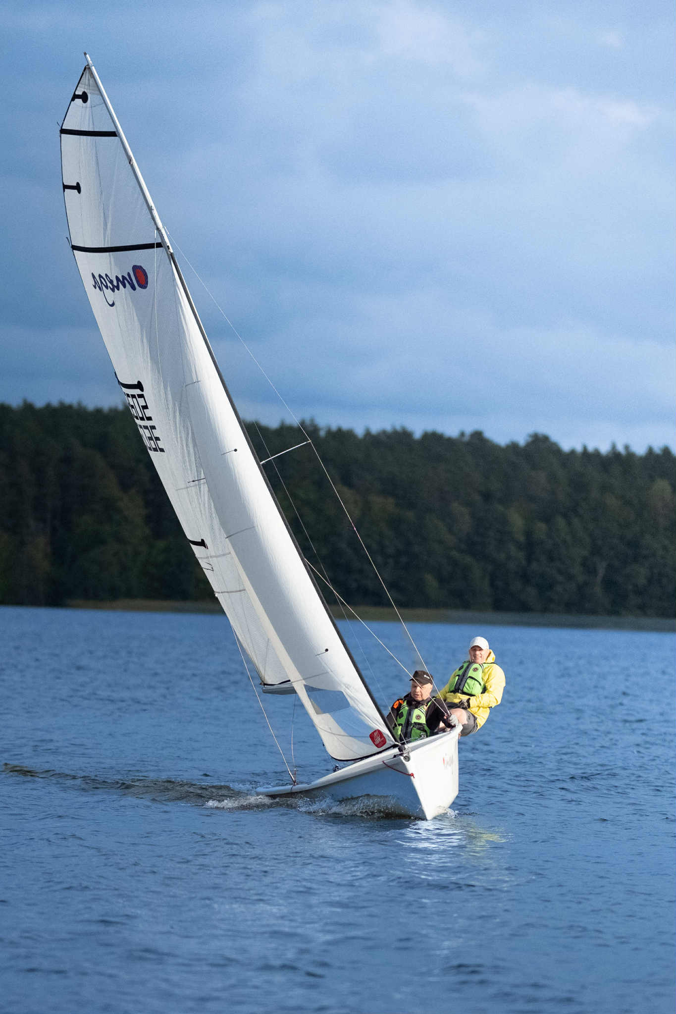 Segelboot Topaz Omega auf dem Jasień-See