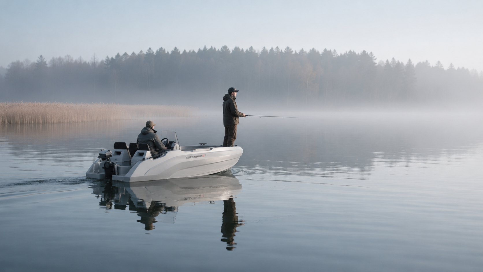 Wędkarze na elektrycznej motorówce Sea Storm o poranku